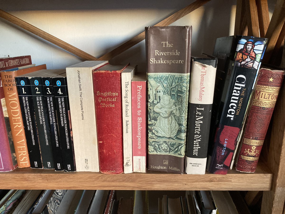 Bokhylle med Chaucer, Shakespeare og engelske klassikere